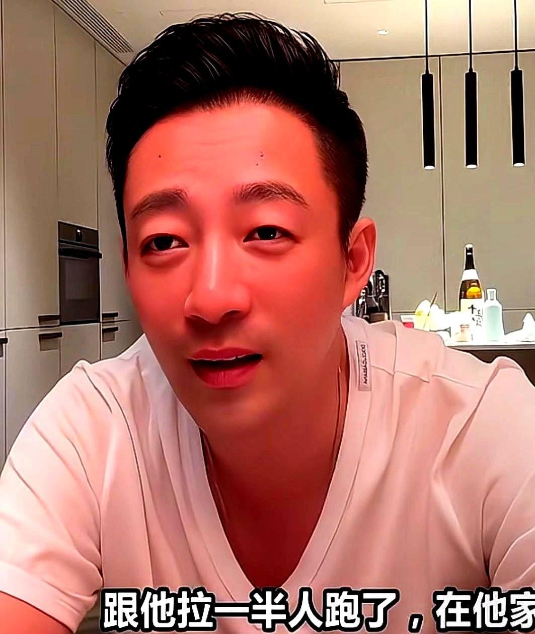 汪小菲最近回湾湾的操作简直把网友笑劈叉了！
昨天在电梯里碰见邻居大哥，他手里拎着