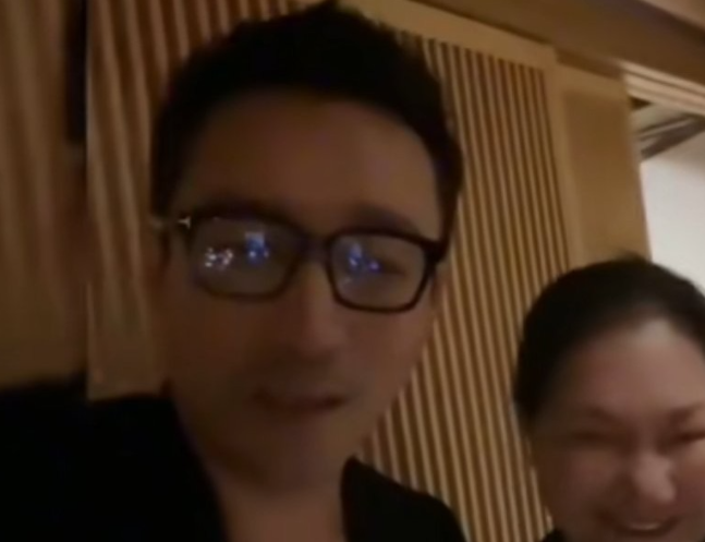 为了女儿一切都可以的汪小菲。

汪小菲专门飞往台湾给玥儿过生日，肉眼可见的汪小菲