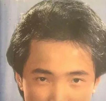 徐峥去银行取一万块钱，柜员笑眯眯地说：“徐先生您稍等！”结果下一秒，她转头对同事