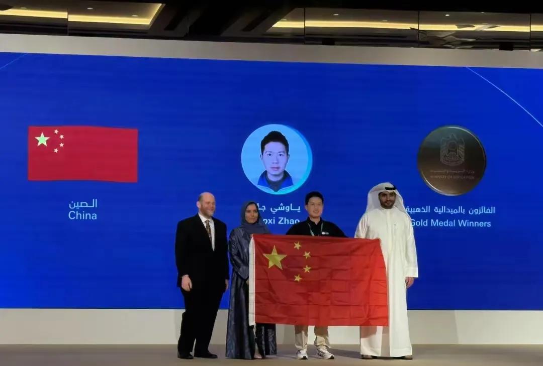 这一幕太感人了：成都七中学子赵垚晰斩获化学奥林匹克金牌，拿着国旗跑上领奖台…
7