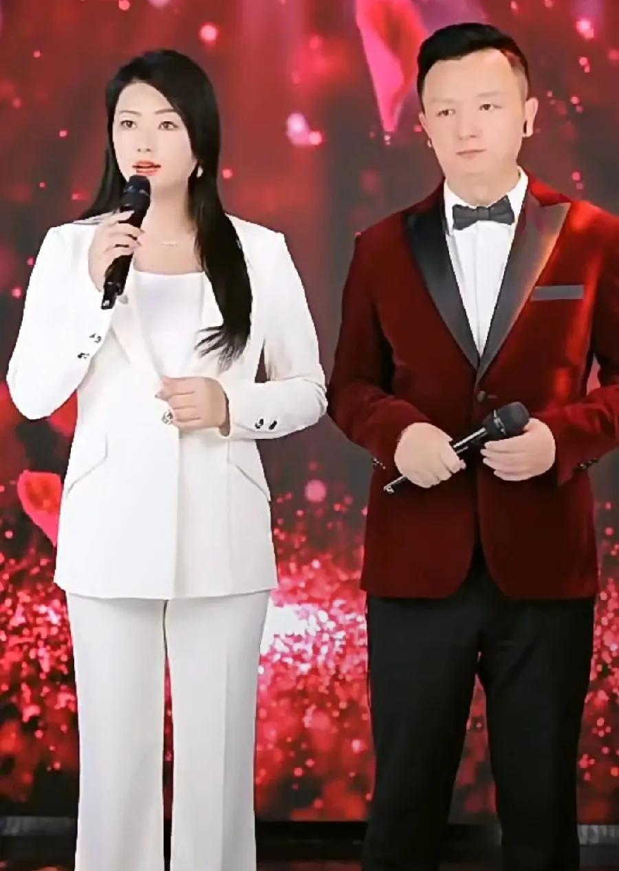 致罗娇
武汉有位美妹俏，她的名字叫罗娇。
荆楚灵秀玉娇娥，罗娇之名响江波。
罗娇