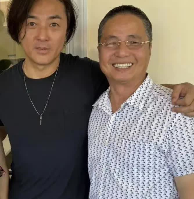 58岁郑伊健在美国出现，他的状态好差，面容沧桑憔悴，仿佛被掏空了，黑眼圈很重，像
