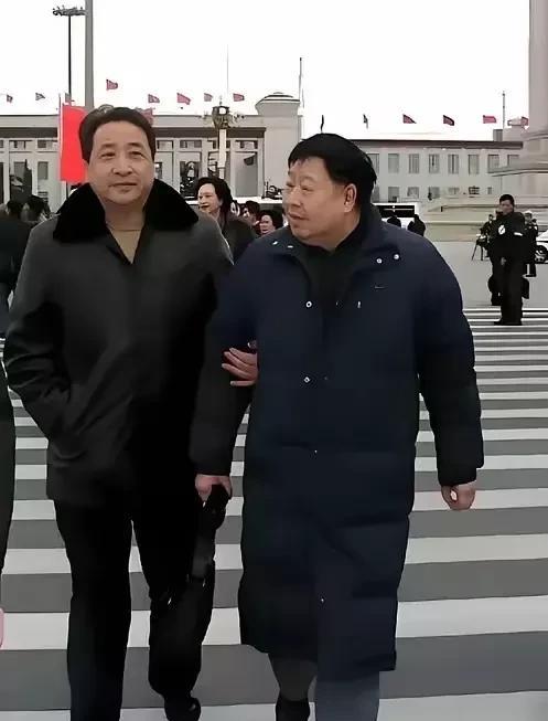 马季与姜昆是中国相声界的两代代表性人物，他们的关系主要体现在师徒传承和艺术合作上