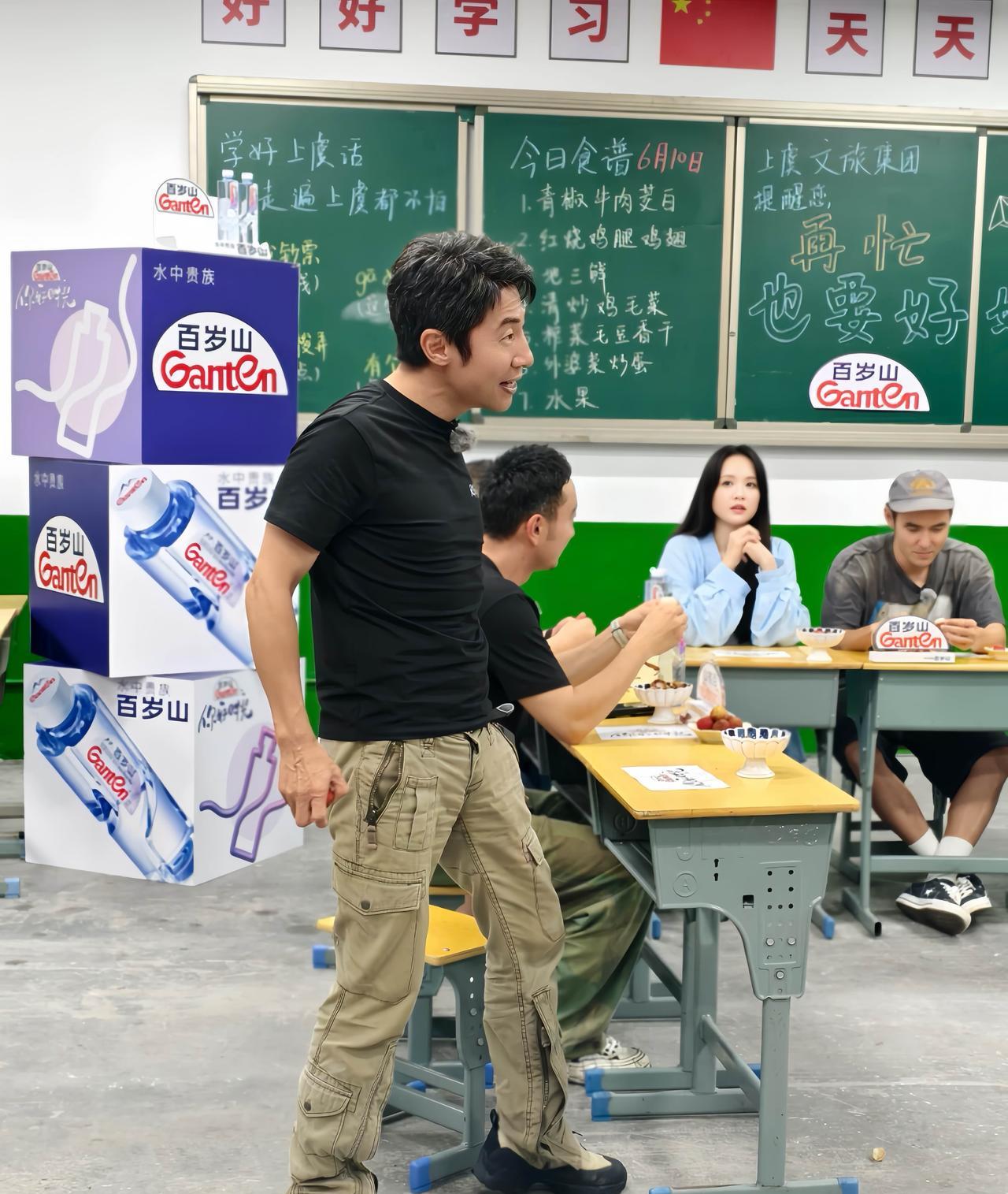 你好时光，过两天就要播出了，撒贝宁这张图，都好有趣的样子。
撒贝宁不仅有才华，有
