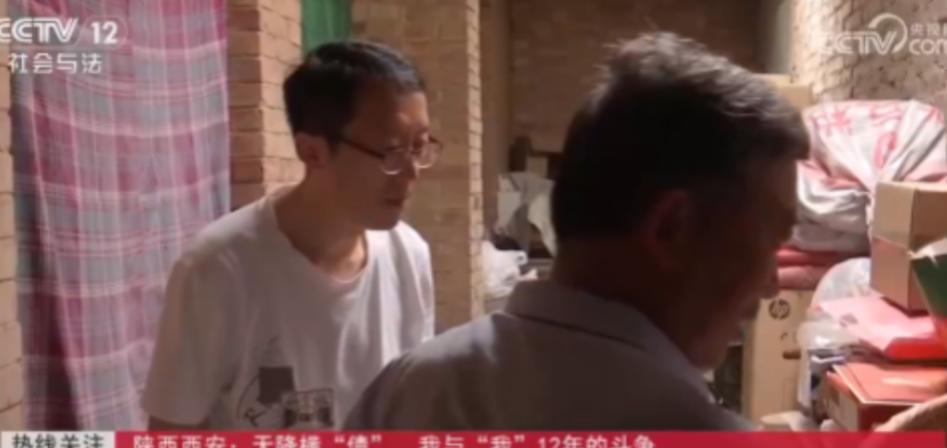 [兔子]2019年，一男子发现名下莫名多出了8张属地为成都的信用卡，80万贷款未