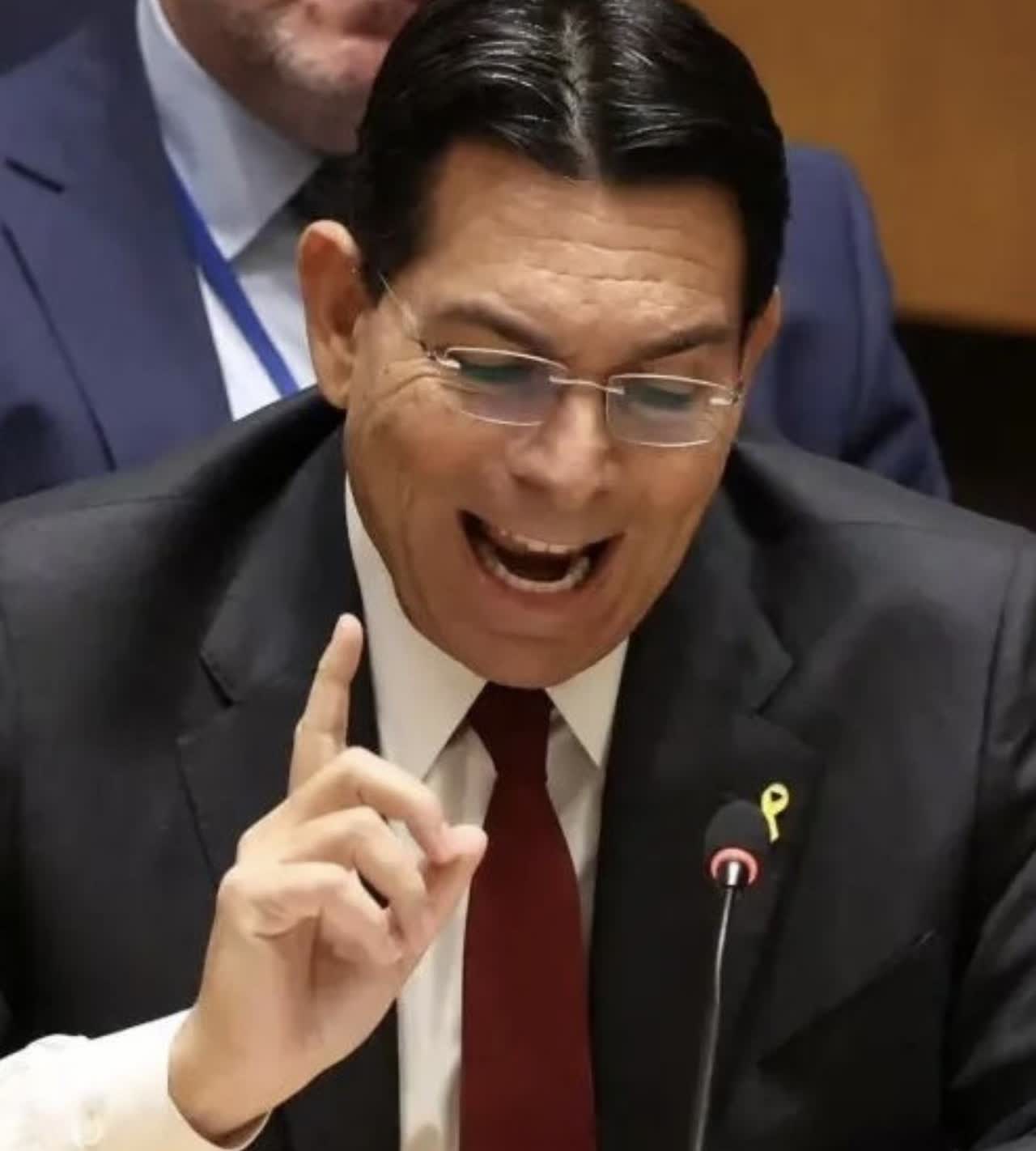 万能的网络达人，谁能帮我替他看看相？

这是以色列常驻联合国代表丹尼·达农！