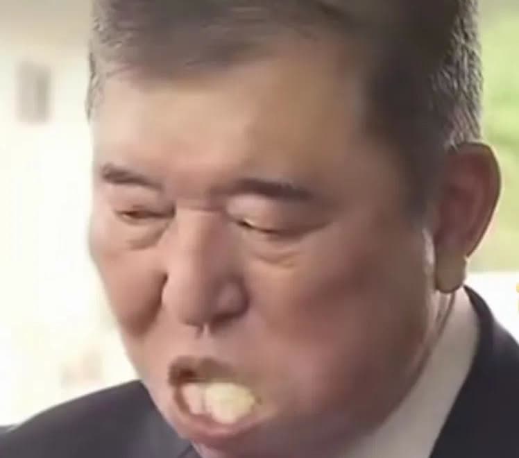 这位首相开会时打盹儿，吃饭团时鼓着腮帮子，表面上看似很随意，不太注意小节，其实是