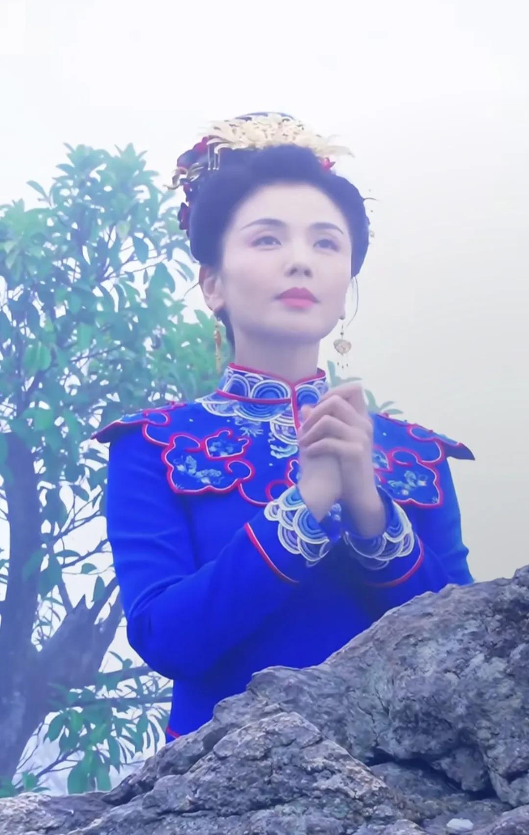 刘涛曾志伟安慰王浩信。在《无限超越班3》的舞台上，王浩信饰演的死刑犯低头沉默，与