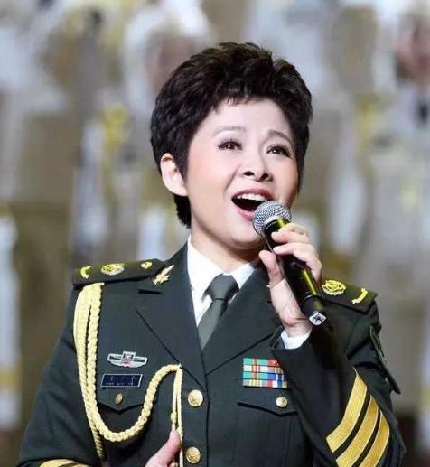 1980年，一个男人把董文华约到一个无人的地方，对她表白心意，没想到，董文华却沉