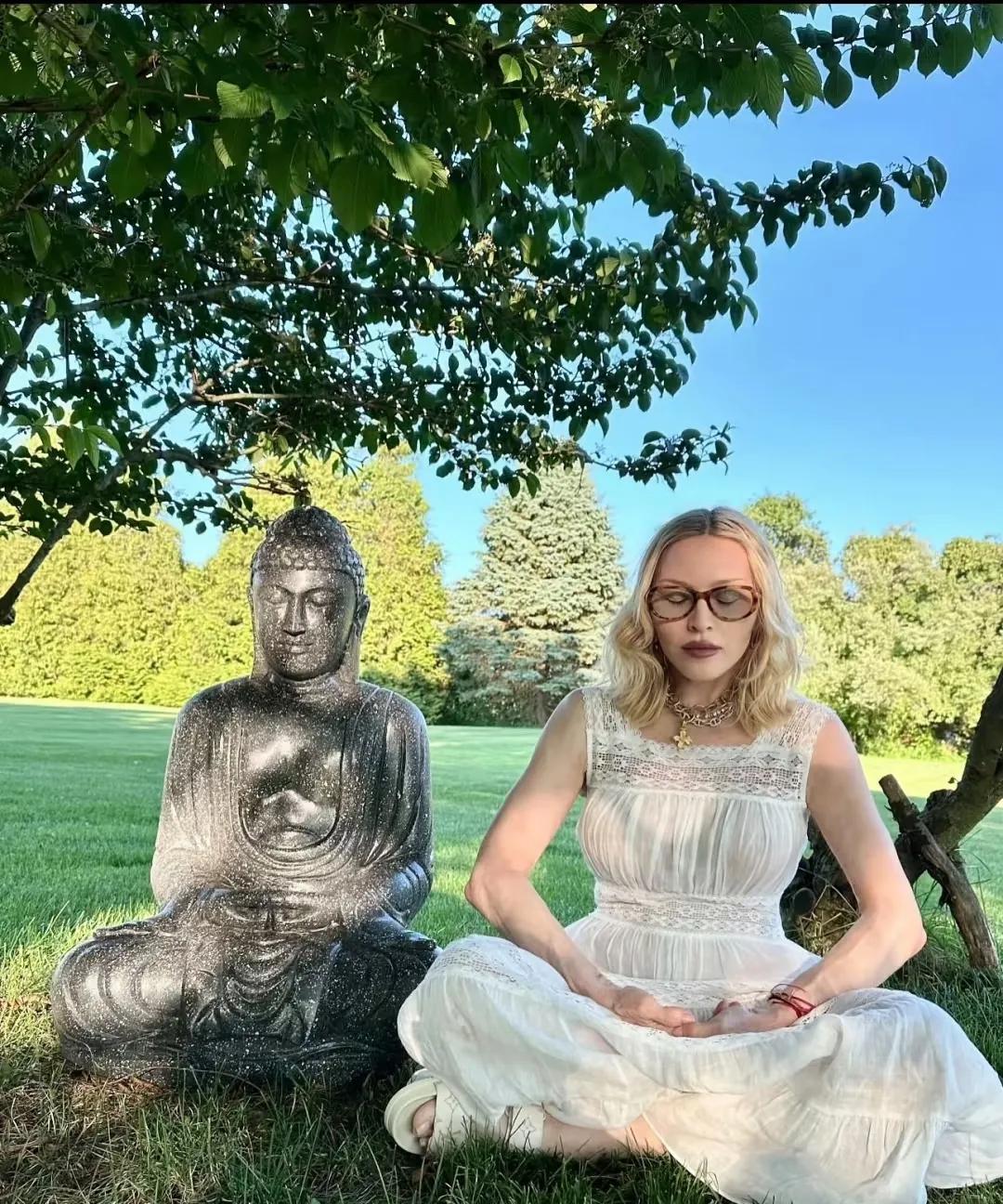 麦奶奶开始转型了，
安静修身养性，老娘最美！