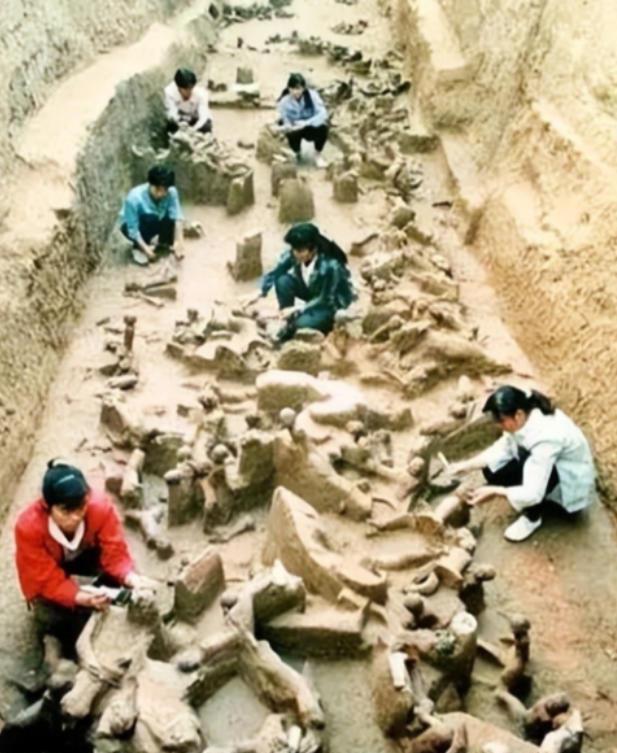 许多人以为殉葬就是把活人推进地宫，在封闭后哭喊等死，事实上为了生存，殉葬的人可能
