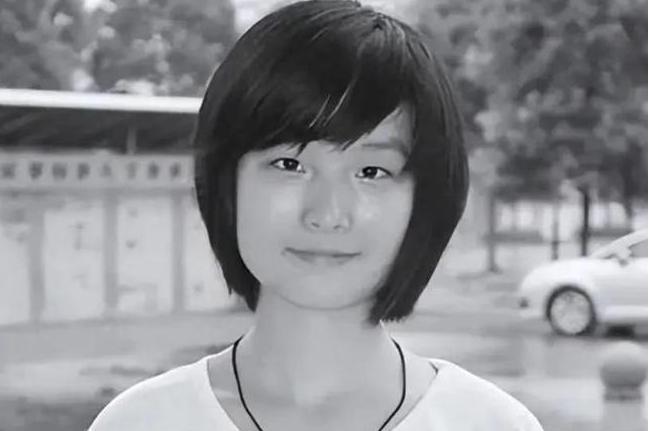1999年湖北687分文科女状元戴柳，被父亲偷改志愿错失北大，戴柳下定决心从此在