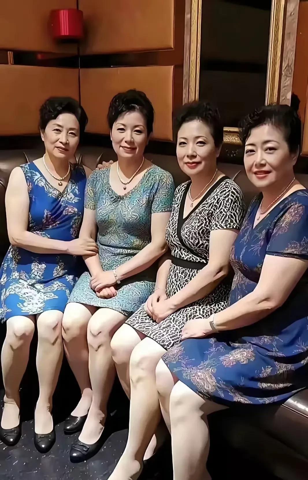 妈妈和她的三位闺蜜
她们相差一岁。
一位57岁其他56岁
一位在基层办事处工作