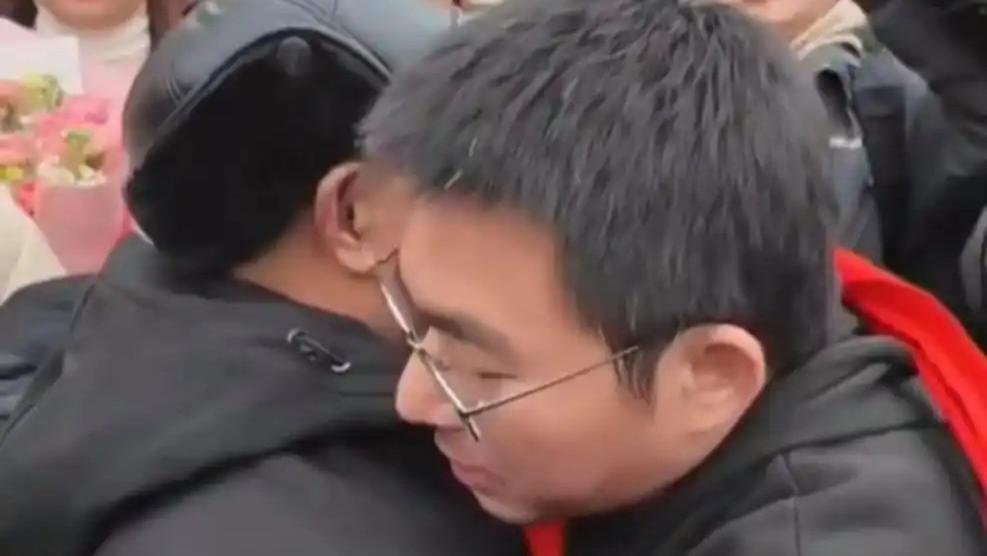 被拐 34 年！贵州男子认亲，失明母亲叮嘱感恩养父母