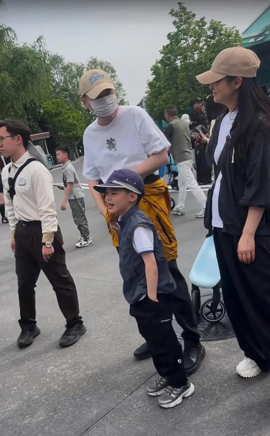 原来，“四郎”和“纯元”也逃不过假期带娃出游的命运。[呲牙]
网友在北京环球影城