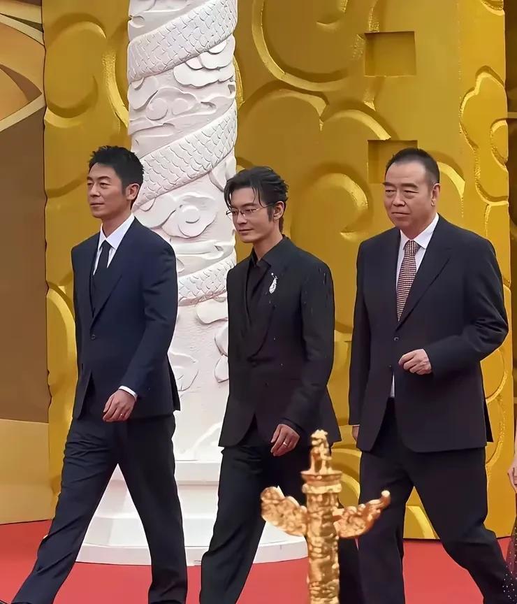 严格意义来说的话，他们三个谁能算得上是帅哥？单论颜值，不考虑演技。