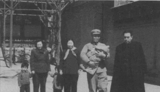 1955年，周总理阑尾炎手术完成后，在西花厅休养，与韩福裕等人一起散步，亲切交谈