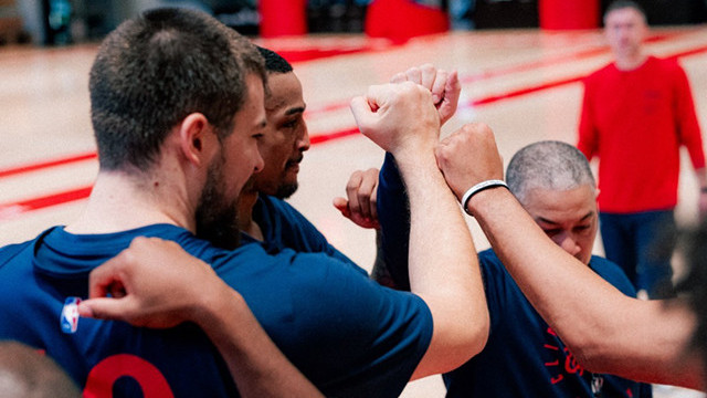 气氛不错！快船全队训练，哈登笑着练勾手，但未来这5场：难度太大了