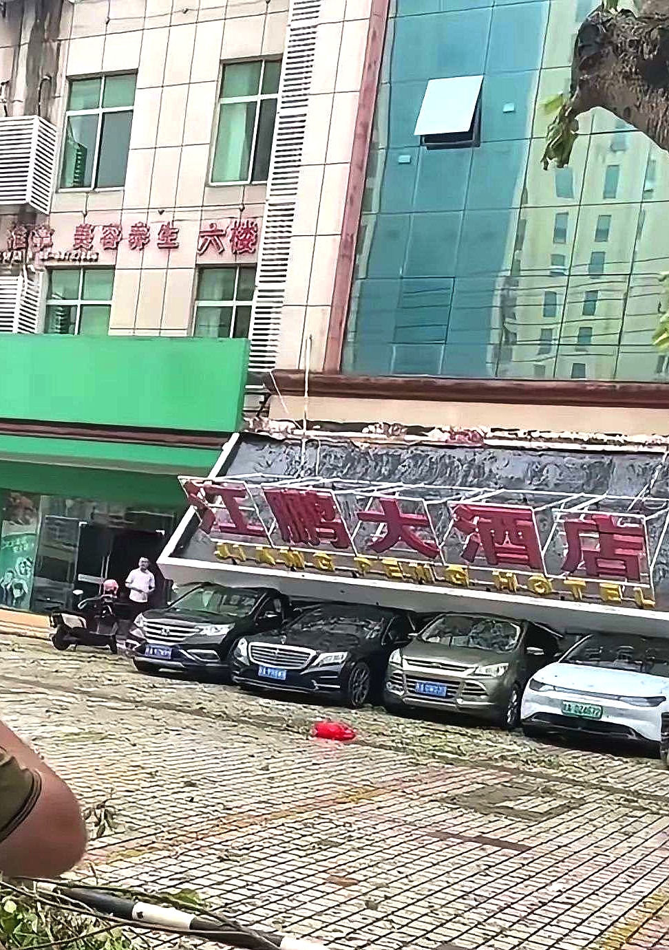 幸好有四台车撑住，要不招牌就砸了