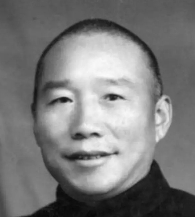 1948年12月的一天，解放军战士抓了一个俘虏，发现他像个伙夫，就给发了几块钱让