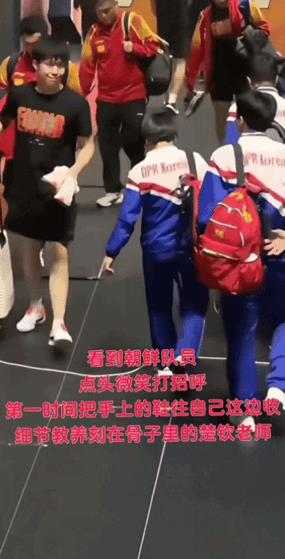 王楚钦的教养是刻在骨子里的，细节反映人品。
在跟朝鲜组合擦肩而过时，楚钦会主动点