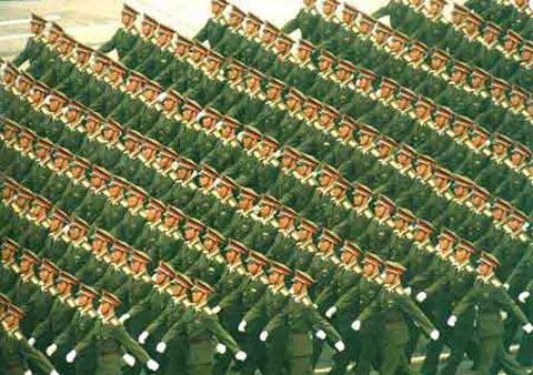 《铭记抗战80载，礼赞九三阅兵雄姿》
瞩目雄旅汇，九三盛典彰。
战车如巨象，战机