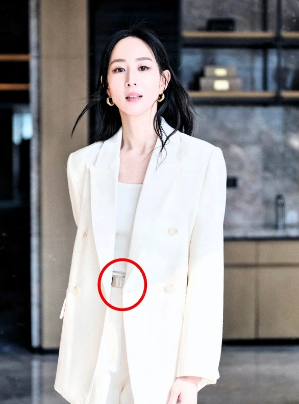 最近，张钧甯因为股票暴跌损失862万元登上热搜，不过，这并不是她最近唯一的热点话