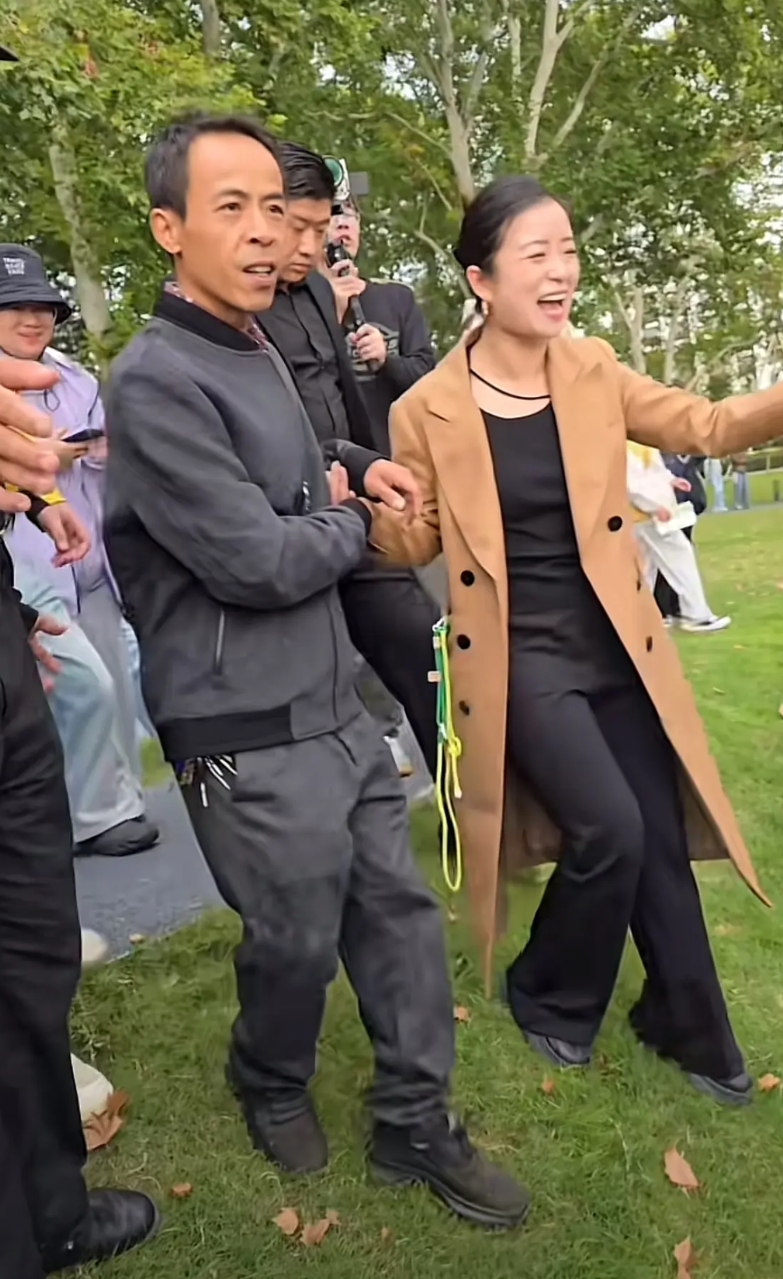 很欣慰看到越来越多的人开始声讨鸡排哥，看着他衣冠楚楚的被挤在在人群中间，像领导一