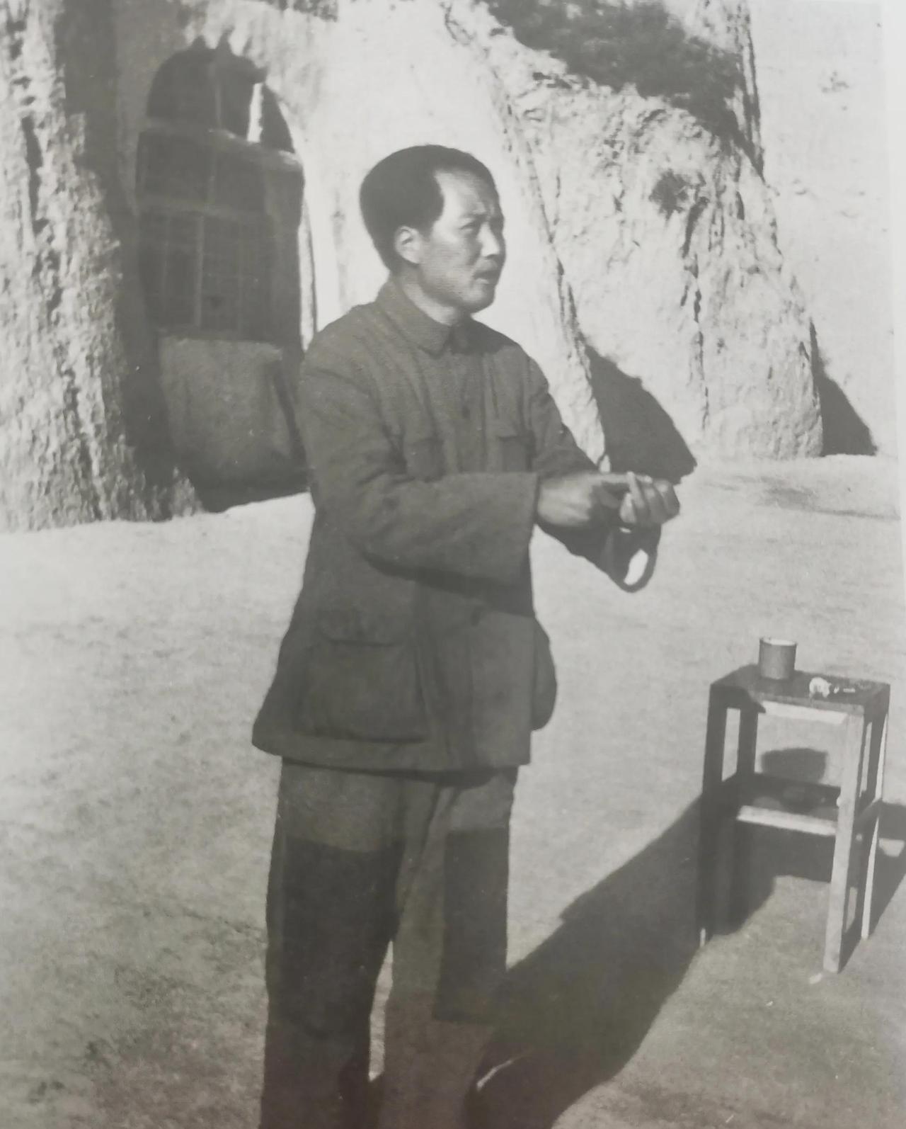 脚上蹬着粗布鞋子，身上穿着粗布衣服，裤腿上还打着两个大补丁，他却一点都不觉得寒酸