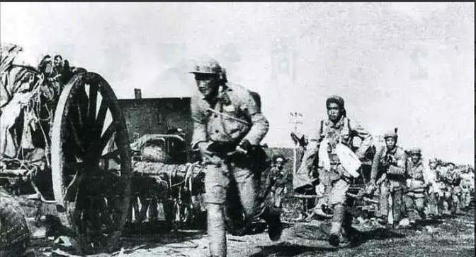 1947年，国军师长李铁民因部队危急，下令杀害一百多名地下党。少将韩君明拦住他：