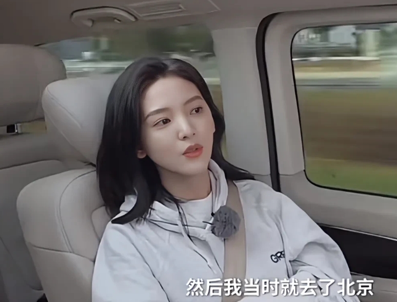 演员章若楠说：“我出生在浙江温州，我们家在农村，是村里很普通的家庭。那年我前往北
