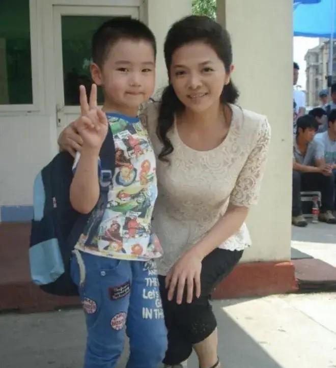 照片中这一位素颜出镜的女主持人，你还记得她是谁吗？她主持水平不输刘芳菲，气质也落