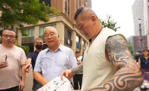 提前预热果真有用！台湾网红“馆长”来大陆进行直播，在线人数最多时候达到20万，这