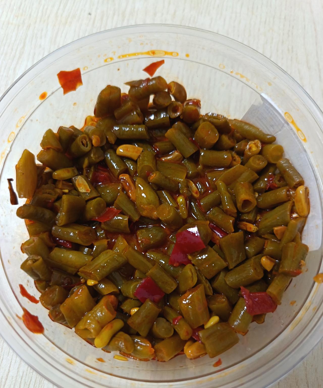 上班的，上学的都走了。
一个人在家。不想买菜做饭，图省事就买了一盒酸豆角。
可以