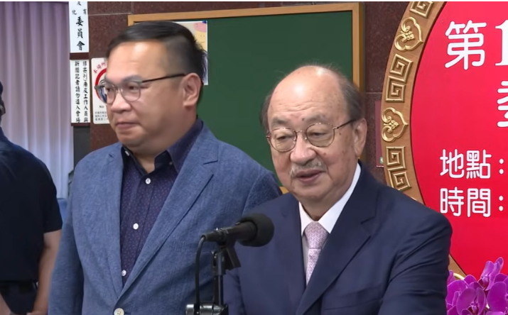 没退位！柯建铭喊任期到明年2月

民进党内在大罢免后将矛头指向党团总召柯建铭，但