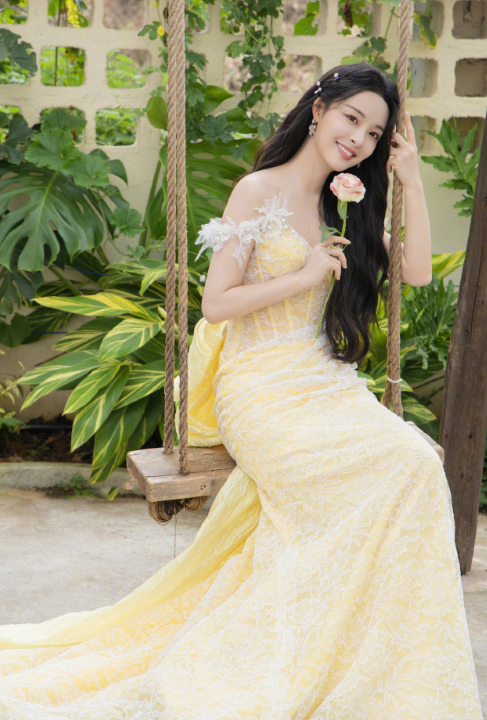 李莎旻子的明黄色仙气纱裙，这穿搭你们喜欢吗？