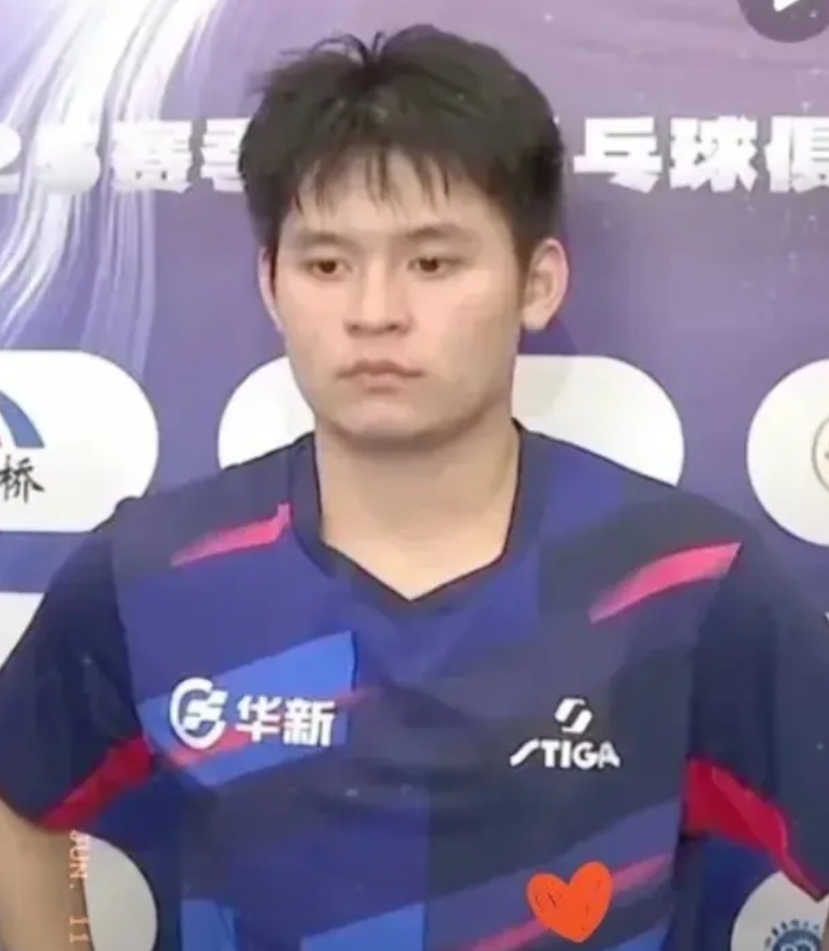 林诗栋身为世界排名第一的选手，本应风光无限
可与樊振东的比赛让他满心失落，赛场之