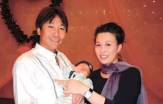 高峰：抛弃那英和刚出生的儿子，19年过去了，他如今过得怎样了？
那英从小便展现出