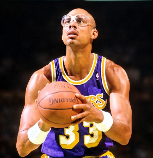 詹姆斯、贾巴尔谁才是NBA历史第二人？

总得分：詹姆斯42184分，历史第一。