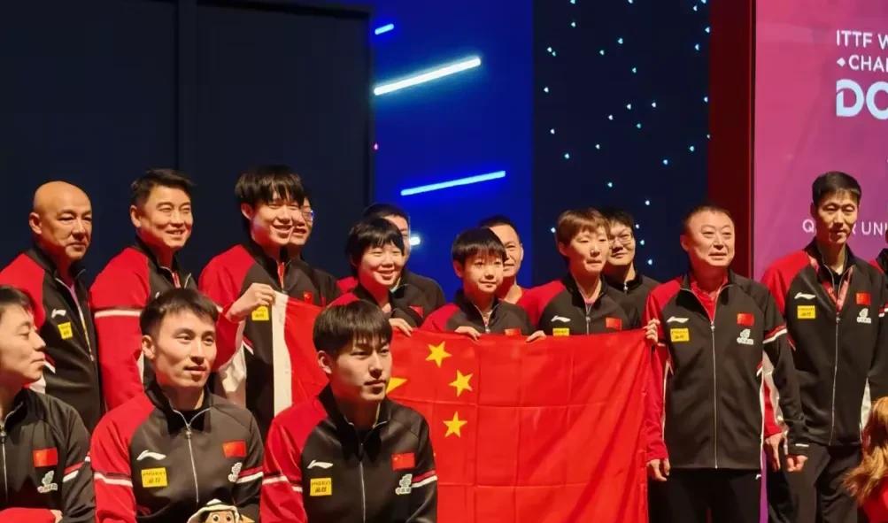 多哈世乒赛赛后，国乒大合影王励勤的做法让刘国梁汗颜。  这并非一场简单的合影，而