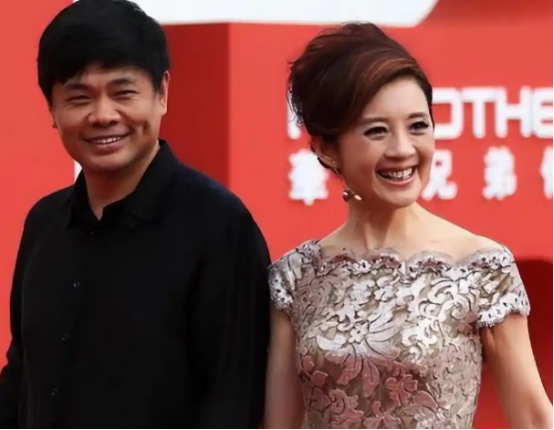 2004年，亿万富翁丁健对妻子说道：“给你一个亿，我们离婚吧，我爱上别人了，”妻