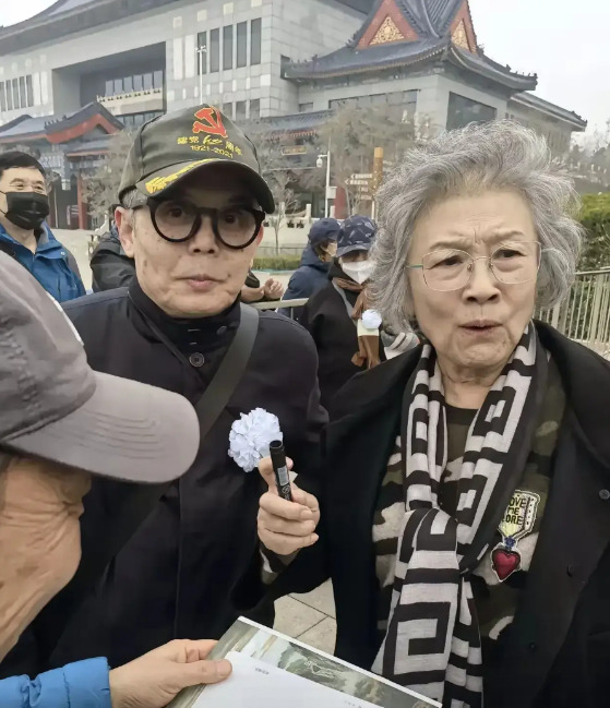 宋春丽出席悼念仪式状态好











74岁的宋春丽，一头白发，出现在