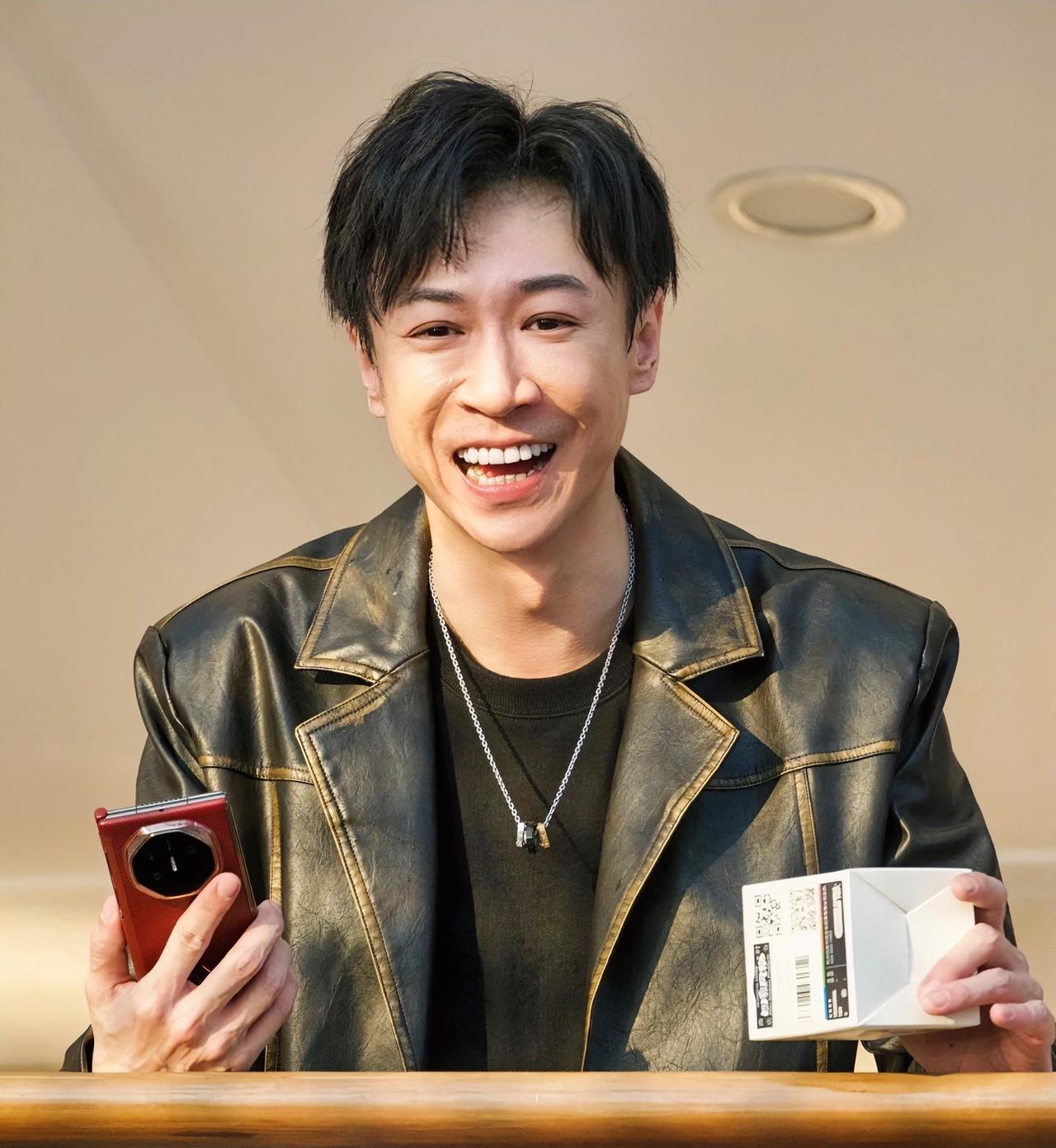 张维伊这个人吧很奇怪，
你说让他充当成熟男人的角色来照顾董璇吧，他又没那个担当，