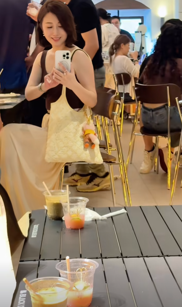 上厕所回来，不知道和谁聊天聊的这么开心