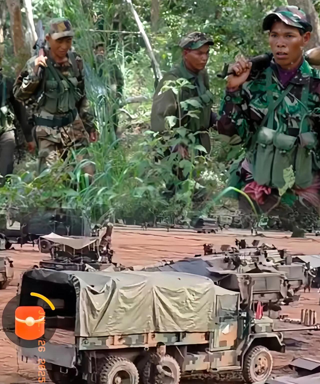 柬埔寨陆军军队已经成功攻入泰国境内，局势再度升级。
泰国方面出动F16战斗机和海