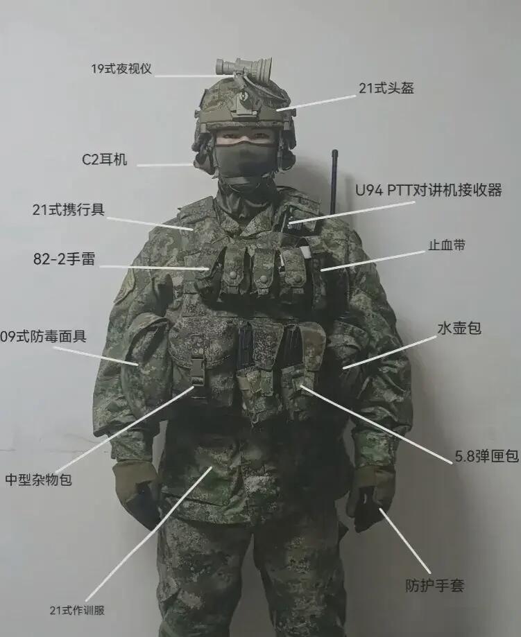 中国单兵作战服及装备简介：
1、21式作训服：先进迷彩设计，隐蔽性强，透气性好，