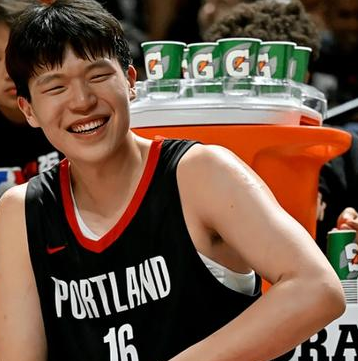 杨瀚森肯定会出战NBA新赛季的揭幕战。据拓者队记Danny Marang和Mik