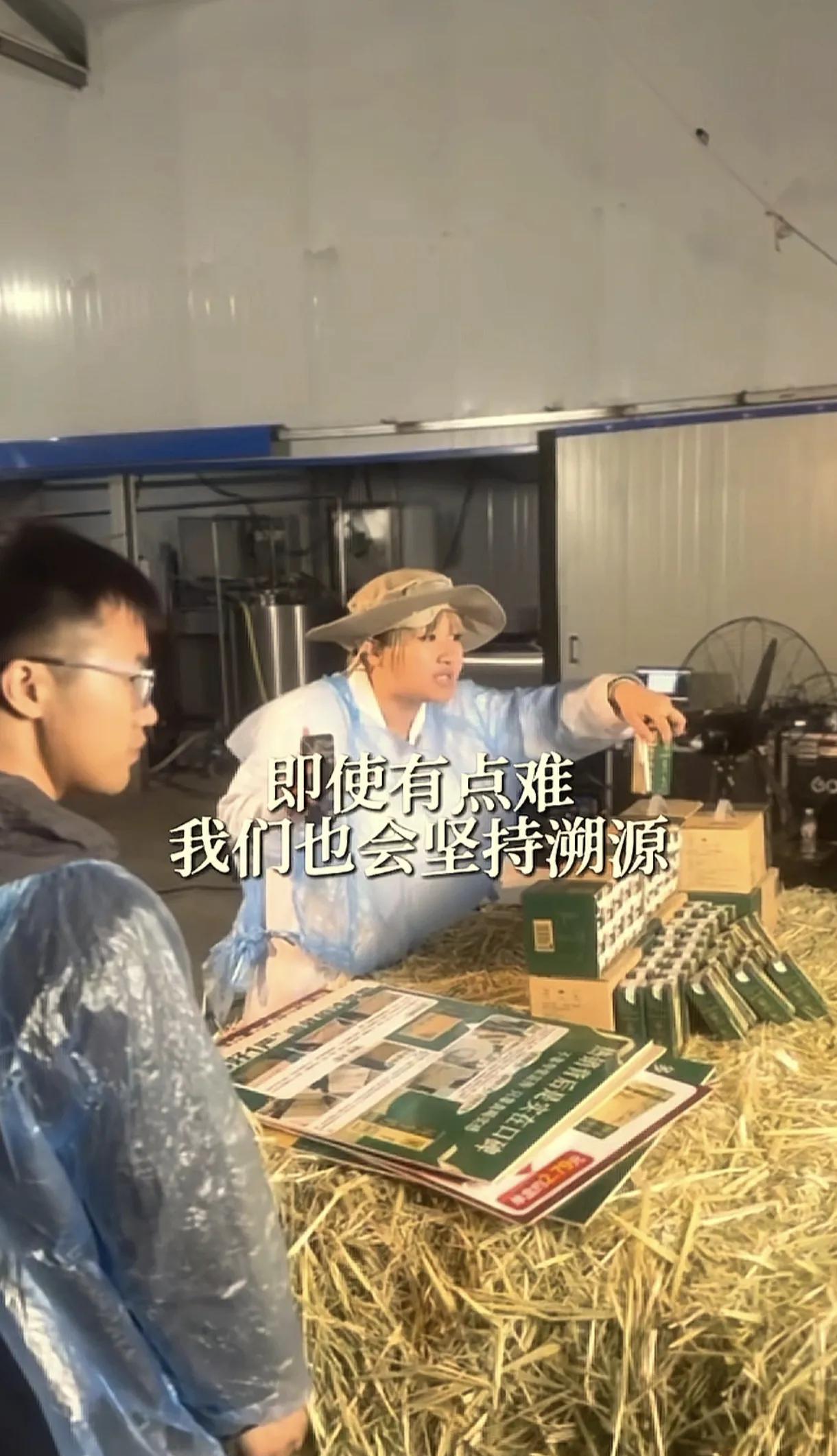 看到6月29日那天，东方甄选在内蒙古的乌兰布和沙漠开展牛奶溯源活动。当日的外景场