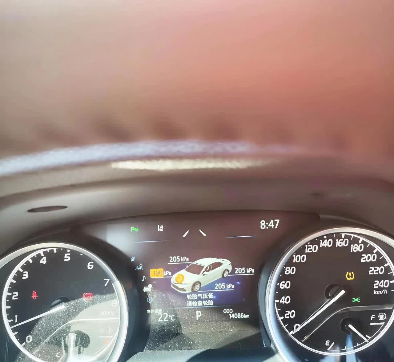 昨天开车出差遇怪事！32℃高温跑高速，胎压像坐了火箭！出发前胎压正常，跑了150