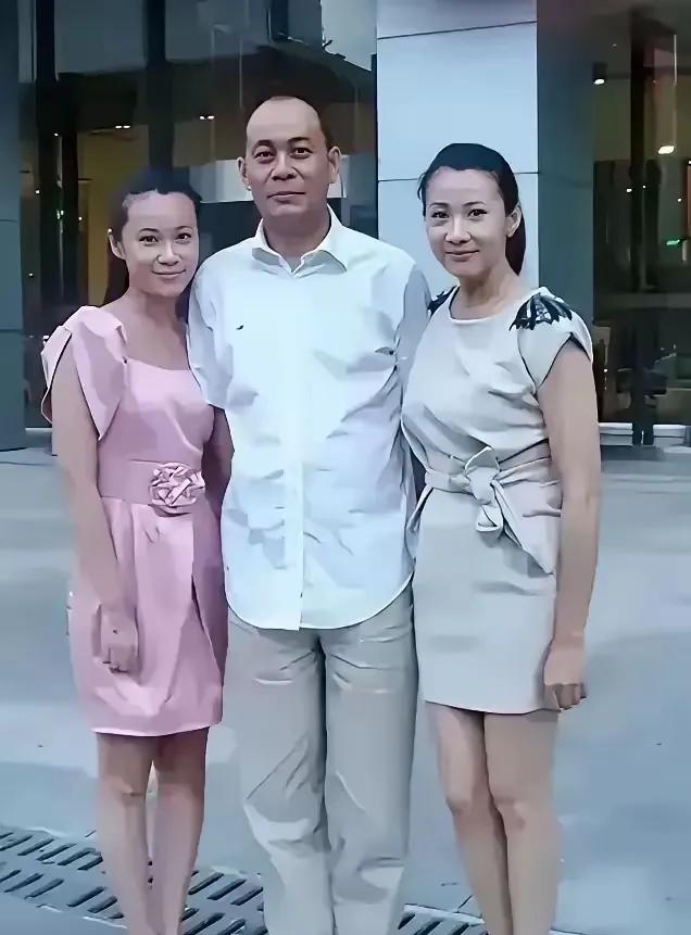 这张照片是演艺界一家三口的一张全家福。还别说，女儿和母亲长得还真像。[玫瑰]
这
